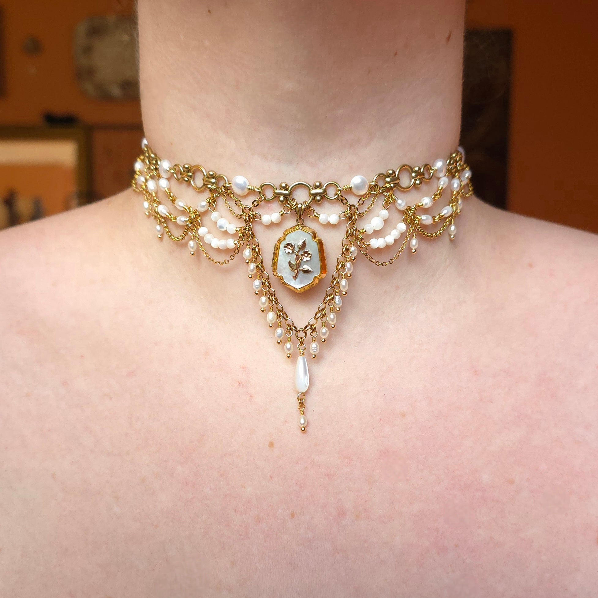 MAIDEN'S FINERY | Pearl Choker with Vintage Gold Filled Pendant
