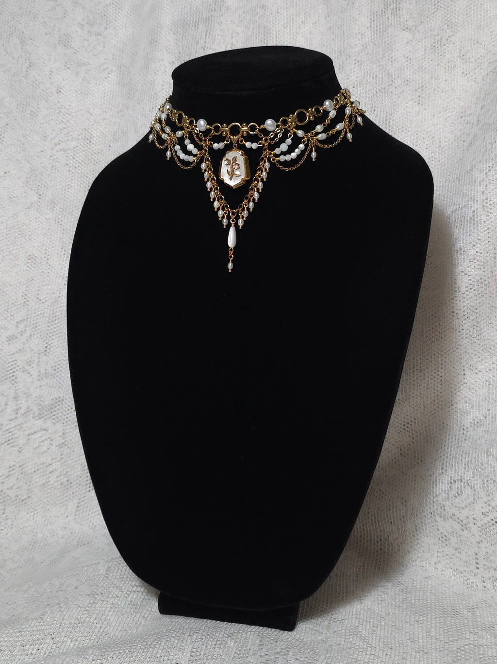 MAIDEN'S FINERY | Pearl Choker with Vintage Gold Filled Pendant