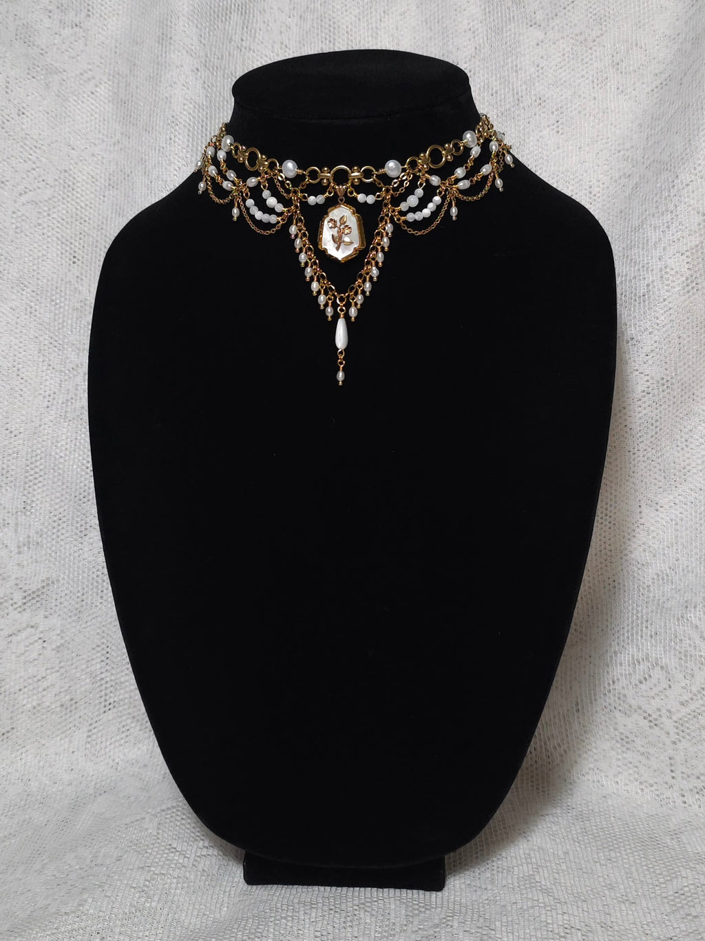 MAIDEN'S FINERY | Pearl Choker with Vintage Gold Filled Pendant