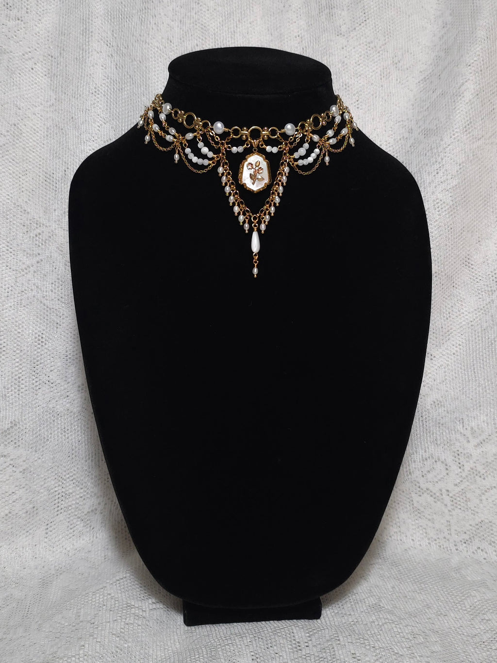 MAIDEN'S FINERY | Pearl Choker with Vintage Gold Filled Pendant