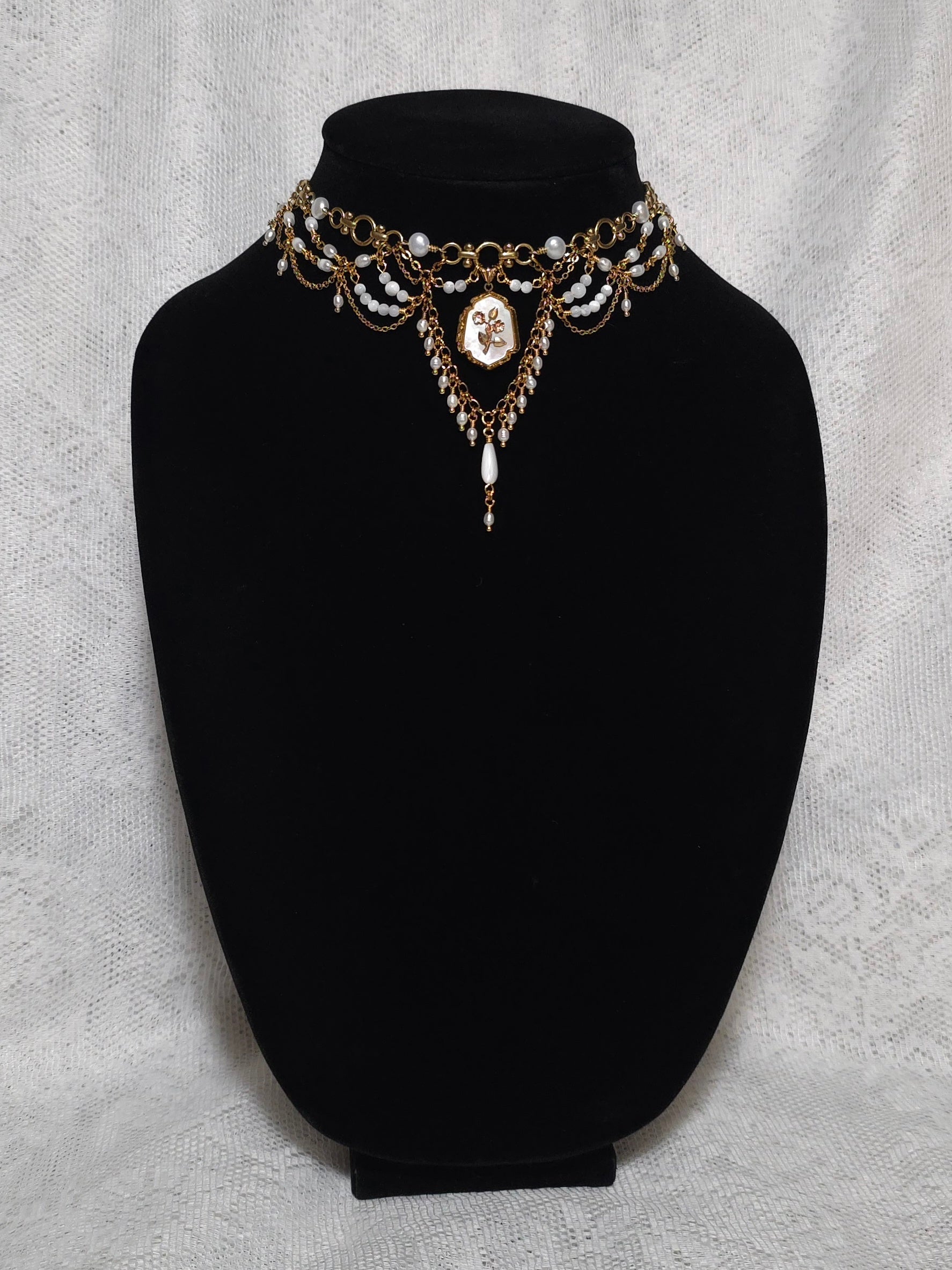 MAIDEN'S FINERY | Pearl Choker with Vintage Gold Filled Pendant